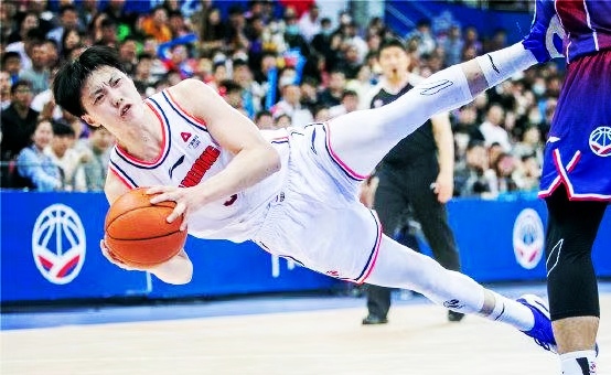 球员们在比赛中展现出强大的实力